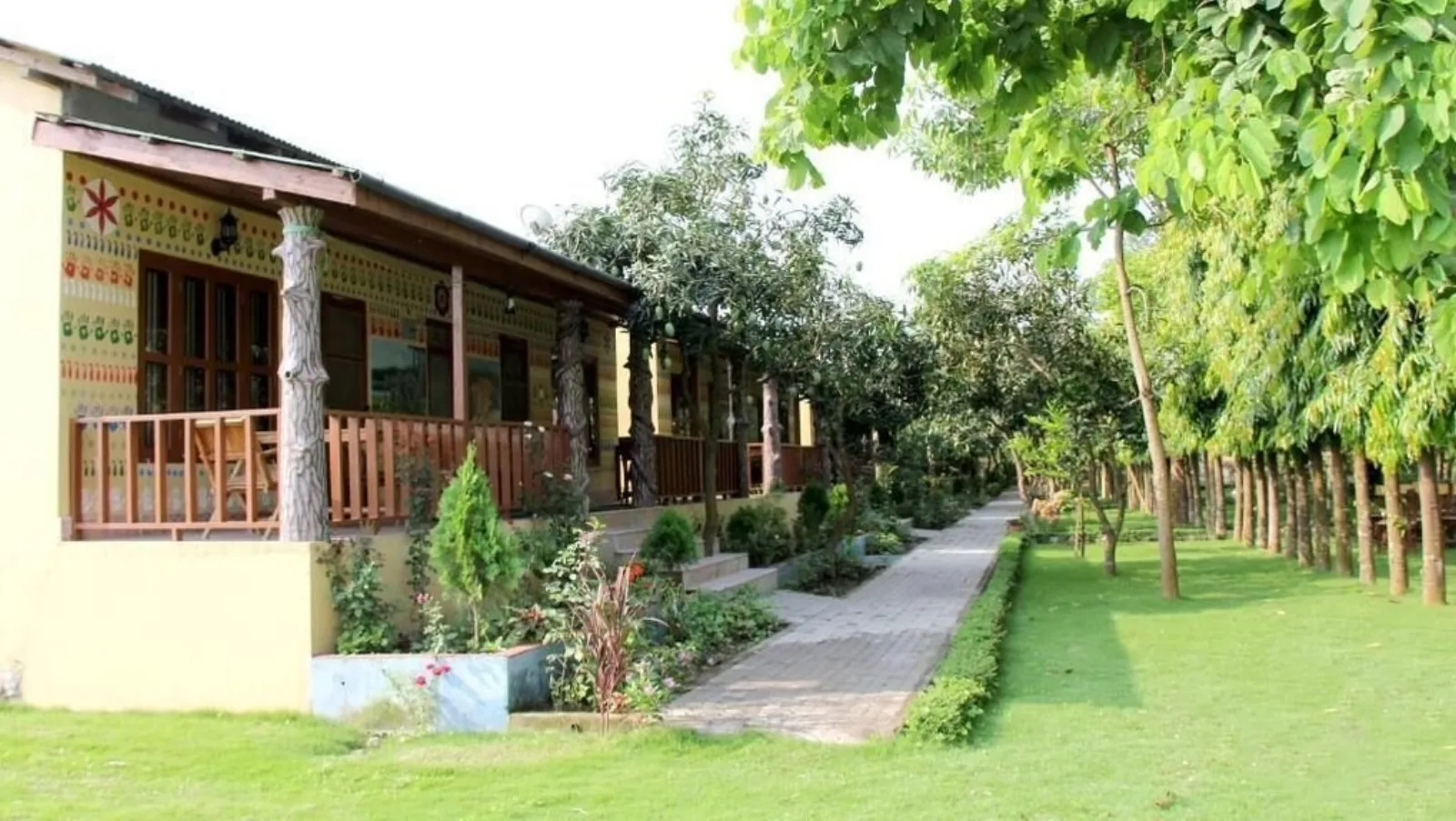 Jardin tropical et allée fleurie du lodge