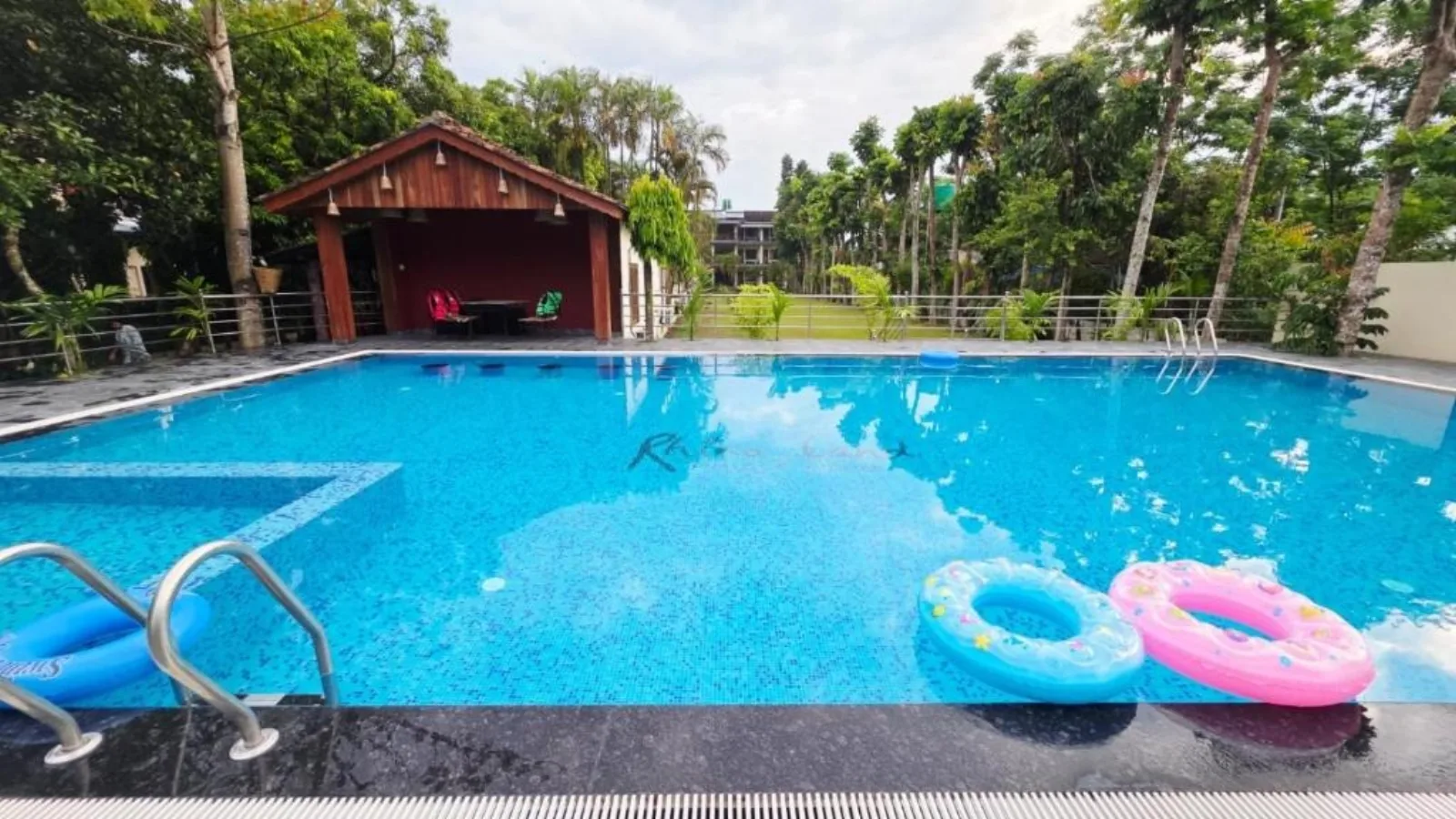 Piscine moderne du Rhino Land Jungle Lodge à Chitwan