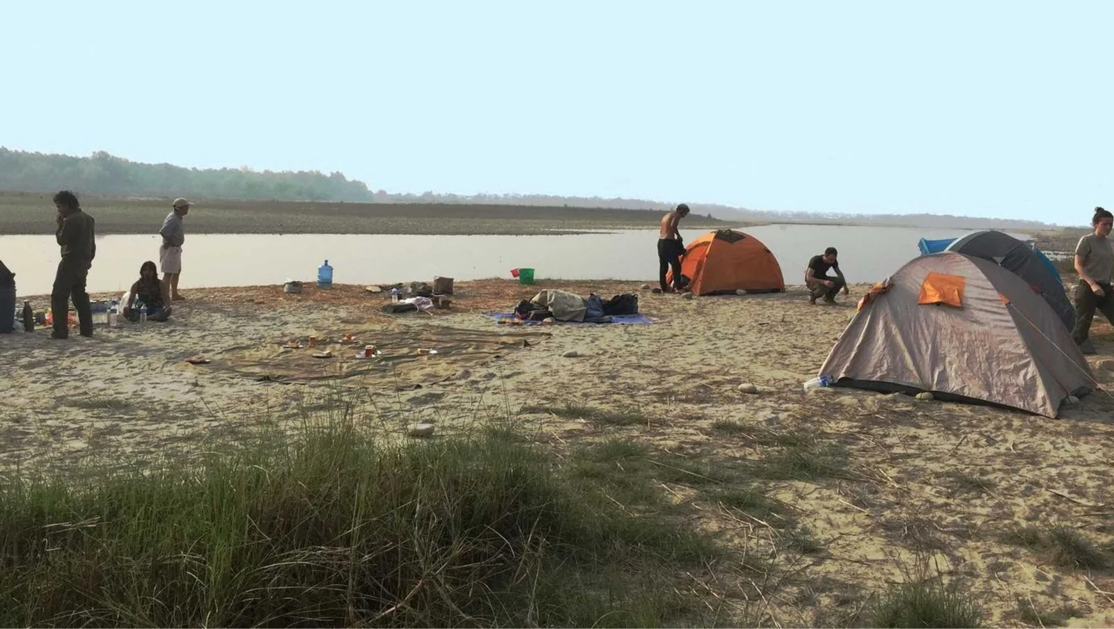 Feu de camp et veillée en jungle