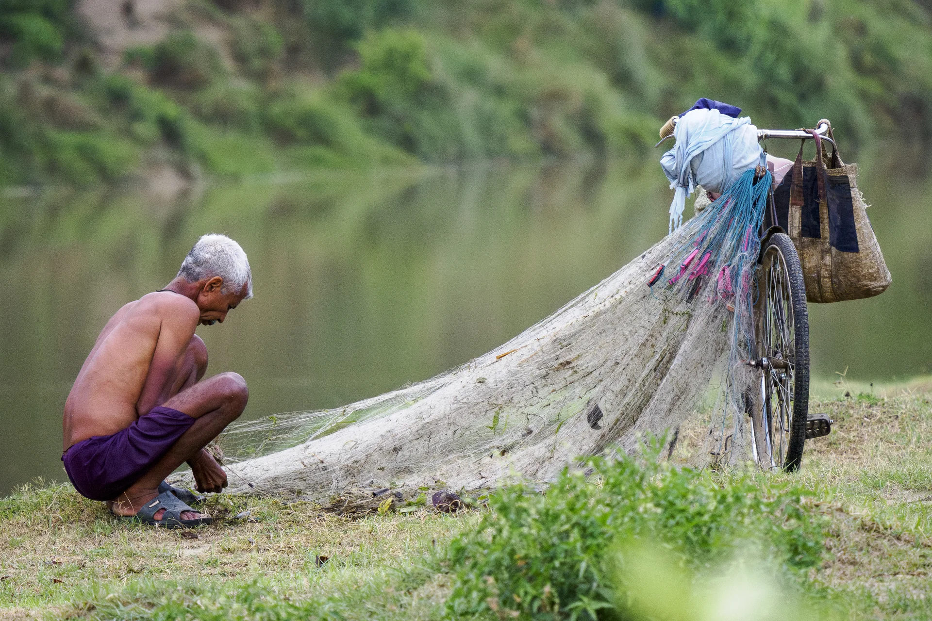 Pêcheur Tharu préparant son filet épervier à Bardia