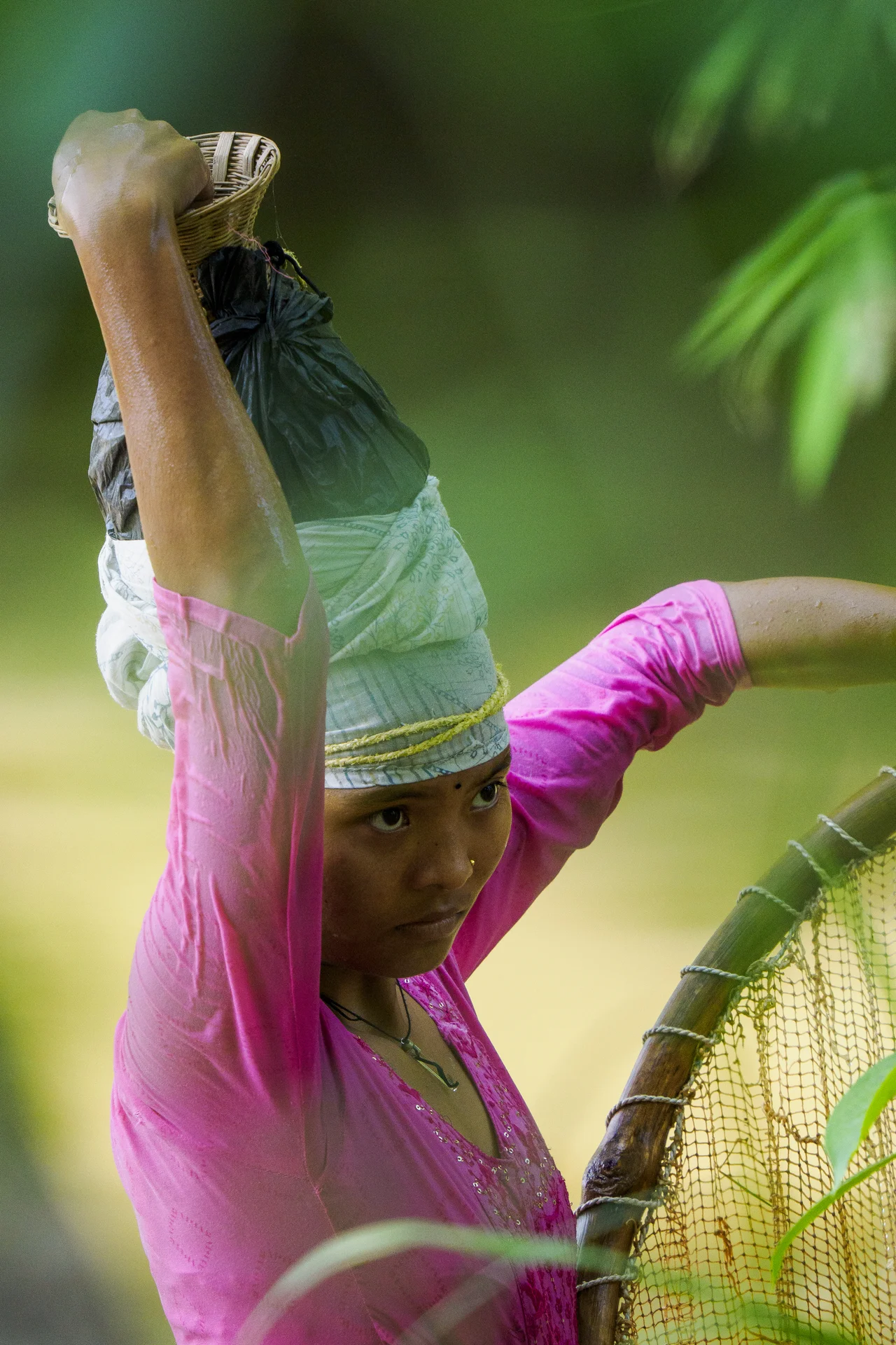 Pêcheuse Tharu traditionnelle dans la rivière