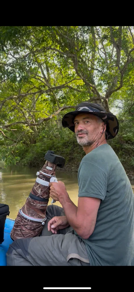 Photographe animalier au téléobjectif à bord du raft sur la rivière Karnali