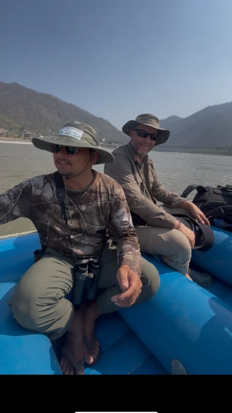Voyageurs et guide naviguant sur la rivière Karnali à bord du raft privatisé